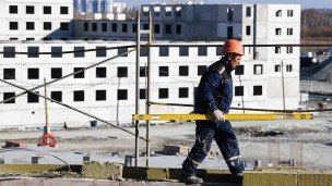 Строитель на стройке