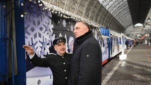 Новогодний поезд "РЖД" и начальник поезда 