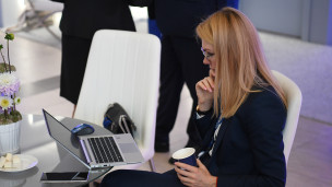 Женщина за ноутбуком