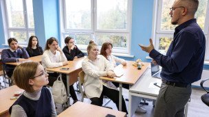  Учитель и школьники во время урока