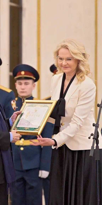 Татьяна Голикова вручает награду в сфере культуры