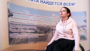 Девушка в инвалидной коляске на ярмарке трудоустройства