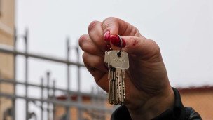  Ключи от квартиры в руке