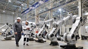 Sotrudniki-vo-vremya-raboty-na-zavode-robotov