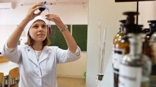 Студент в лаборатории