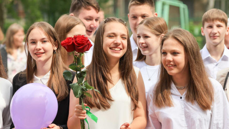 Девятиклассники на выпускном