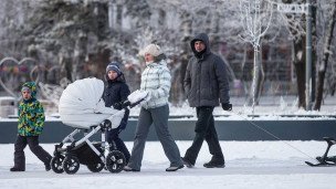 Многодетная семья на прогулке