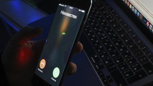 smartfon-s-vyzovom-s-neizvestnogo-nomera-na-ekrane