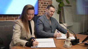 Соглашение о сотрудничестве подписали директор АНО «Национальные приоритеты» София Малявина и губернатор Хабаровского края Дмитрий Демешин