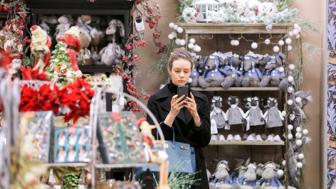 Девушка в магазине с телефоном