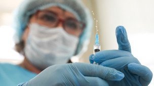 Медработник с вакциной