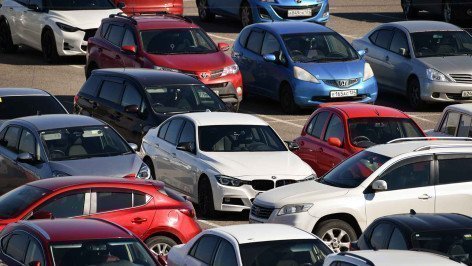 Автомобили на парковке