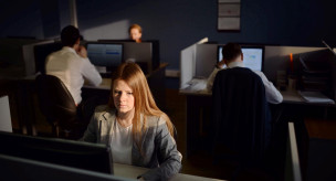 Сотрудники в офисе на рабочем месте