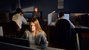 Сотрудники в офисе на рабочем месте