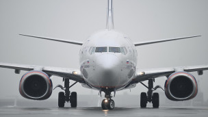 Самолет на взлетной полосе 