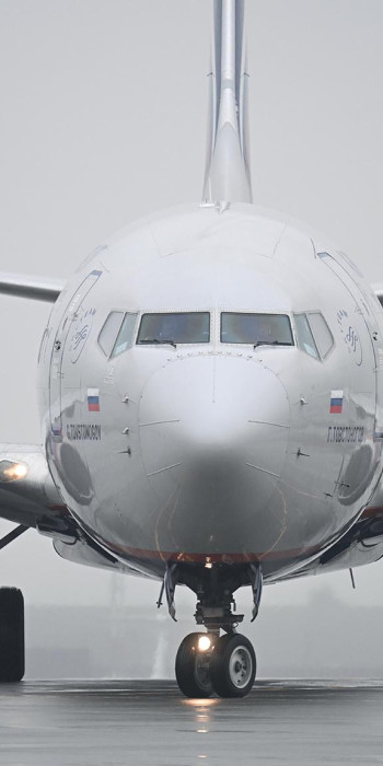 Самолет на взлетной полосе 