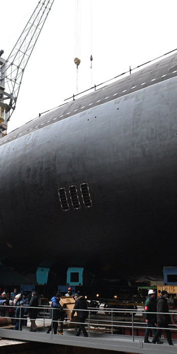 Tseremoniya-spuska-na-vodu-atomnogo-podvodnogo-kreysera-Knyaz' Pozharskiy