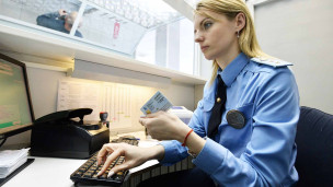 сотрудница пограничной службы во время работы