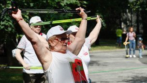 Пенсионеры во время занятия скандинавской ходьбой