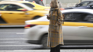 девушка ждет такси