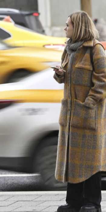 девушка ждет такси