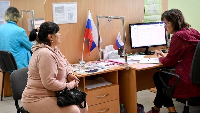 Sоtrudnitsa-rabotayet-s-posetitel'nitsey
