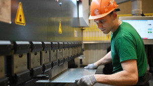 Рабочий на заводе