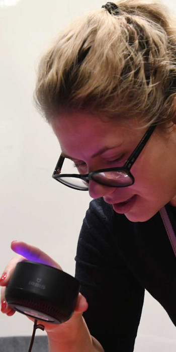 Девушка пользуется умной колонкой 