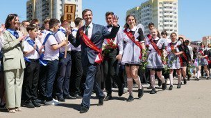 Выпускники во время последнего звонка 