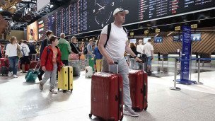 Мужчина с чемоданами в аэропорту