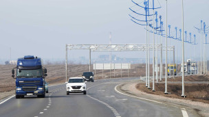 Автомобили на трассе «Новороссия»