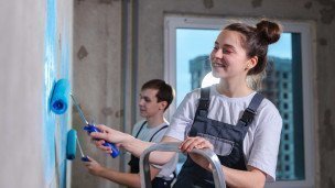 Люди красят стены в квартире
