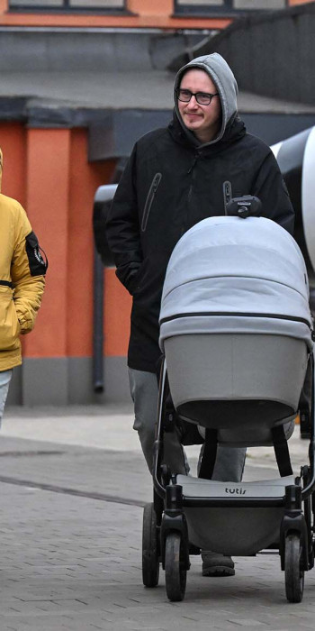 Семья с коляской на прогулке