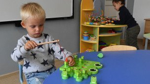 Дети грают в игрушки в ясли-саде