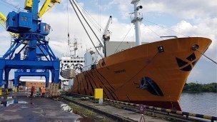 Судно в северном морском порту