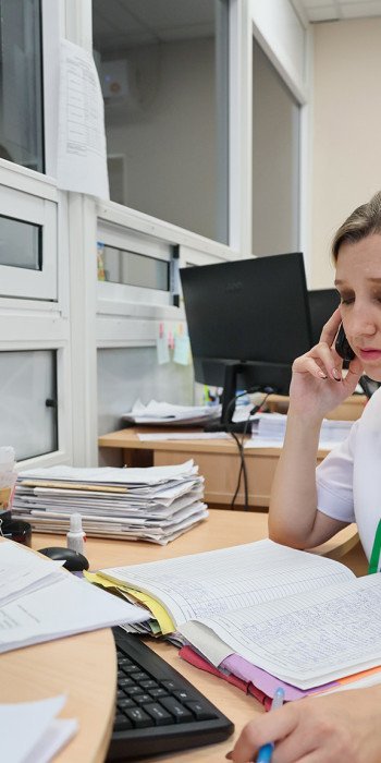 Женщина за компьютером