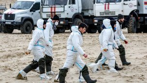Волонтеры на пляже во время уборки мазута