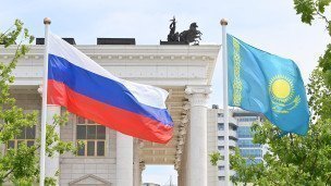 Государственные флаги России и Казахстана 