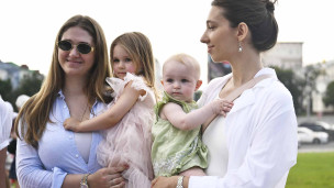 две женщины с детьми на руках