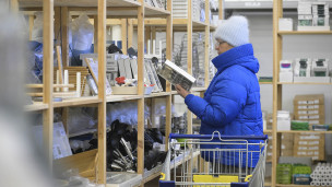 женщина в магазине