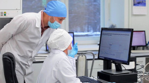 врачи за компьютером