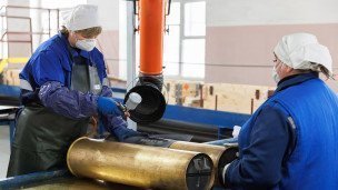 Сотрудницы на предприятии оборонно-промышленного комплекса