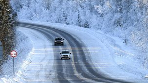 Автомобили на заснеженной трассе
