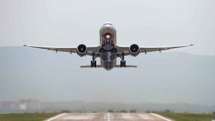 Самолет на взлетной полосе