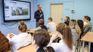 Учитель и школьники во время урока "Разговоры о важном"