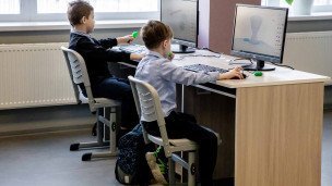 Ученики за компьютером в школе