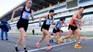 Спортсмены на стадионе во время соревнования. 