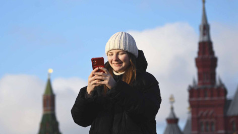 девушка с телефоном в руках