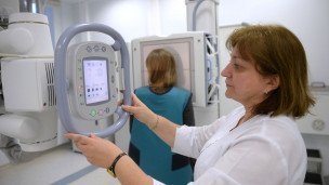 Кабинет рентгена  врач диагностирует пациентку 
