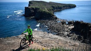 Turistka-s-velosipedom-na-myse-Tobizina 